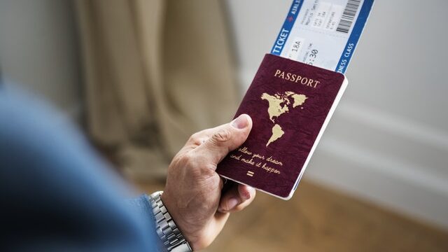 パスポートを片手に海外旅行する人